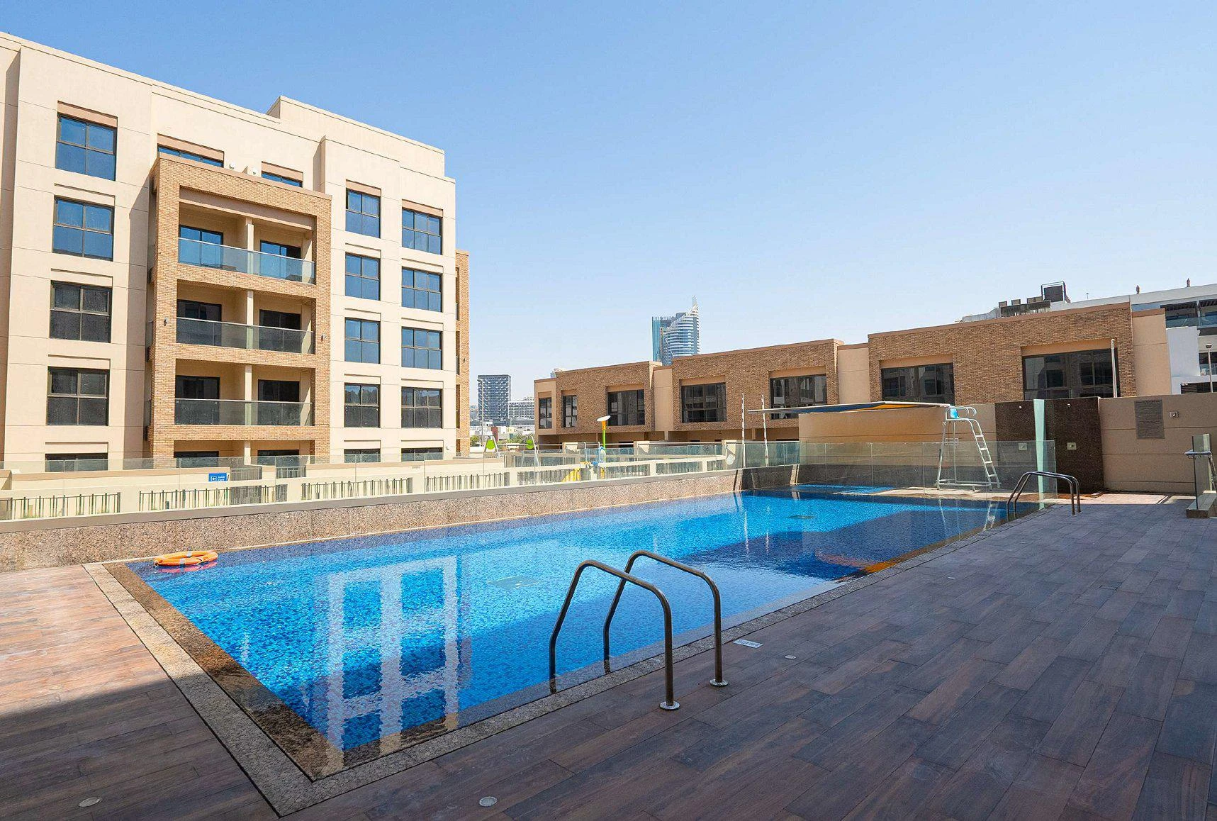 Комплекс меблированных апартаментов и таунхаусов Eleganz рядом с автомагистралями, JVC, Дубай, ОАЭ